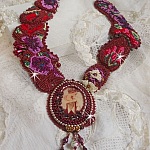 Plastron Art'D Haute-Couture brodé avec des rocailles de différentes couleurs et des perles nacrées en cristal de Swarovski